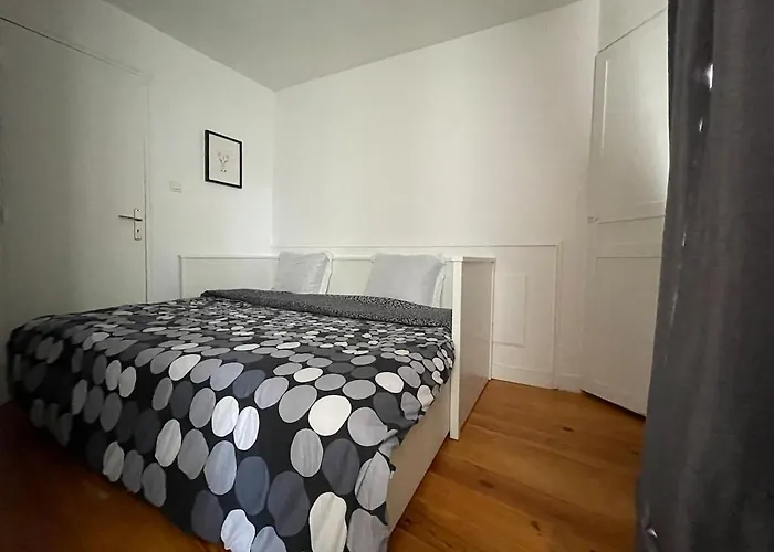 Deux Pièces En Plein Cœur De * Paris